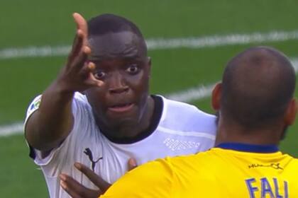 Mouctar Diakhaby, desencajado tras el insulto de Cala, es contenido por el jugador de Cadiz Fali