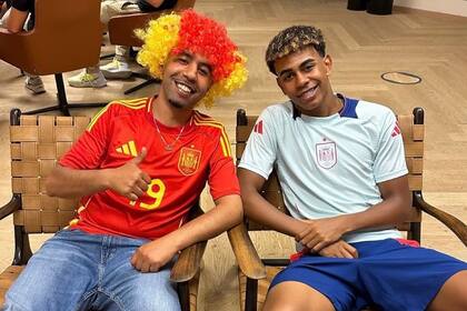 Mounir Nasraoui junto a su hijo, Lamine Yamal, en horas felices; el chico ya es una figura de Barcelona, con 17 años recién cumplidos.