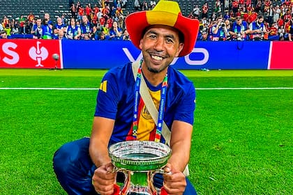Mounir Nasraoui junto al ansiado trofeo de la Eurocopa que obtuvo la Selección de España tras imponerse 2 a 1 sobre Inglaterra