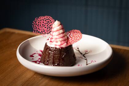 Mount Fudgy: Marquise de chocolate al 70% con gel de frambuesa y crema doble.