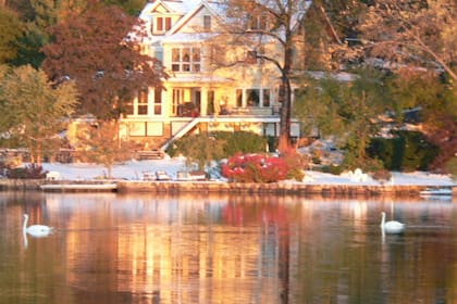 Las escuelas con altos estándares educativos, los bajos índices de criminalidad, la presencia de espacios verdes y una comunidad unida son algunos de los factores que hacen que una ciudad sea adecuada para la crianza de los hijos (Municipio de Mountain Lakes)