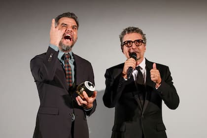 Moura festeja el premio que obtuvo por su actuación en El agente secreto en el Festival de Zurich, en septiembre pasado; al lado, agradece el director Kleber Mendonça Filho