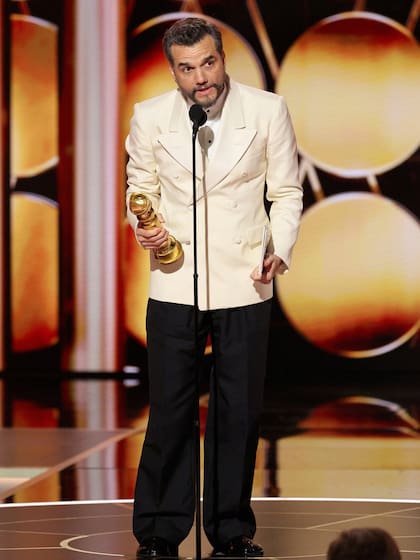 Moura hizo historia este domingo al convertirse en el primer brasileño en ganar un Globo de Oro a mejor actor en drama