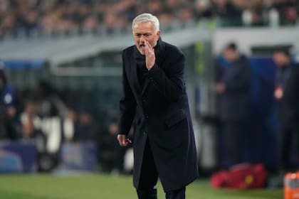 Mourinho les grita a los jugadores, que evidentemente no lo escuchan