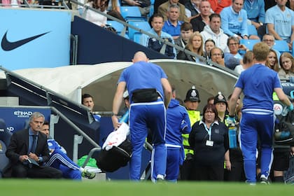 Mourinho observa a su cuerpo médico en acción