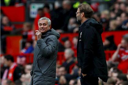 Buena onda entre Mourinho (DT de Tottenham) y Jurgen Klopp: "Si no eres árbitro ni periodista, seguro te va a caer bien José", dijo el DT alemán que actualmente dirige a Liverpool