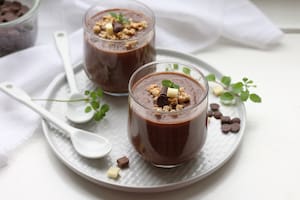 Mousse de chocolate super fácil con garrapiñadas procesadas