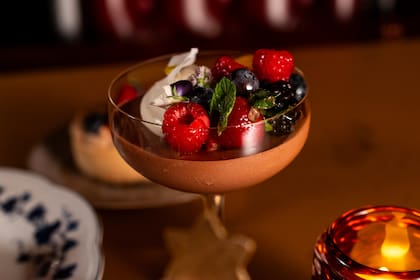 Mousse de chocolate con crema de mascarpone y frutillas