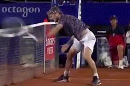 Moutet, a punto de destrozar la red en un torneo en Acapulco