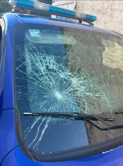 Móvil con el vidrio dañado por incidentes en el barrio Yapeyú, de la ciudad de Córdoba