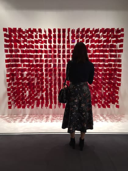 Móvil de Julio Le Parc exhibido en Tefaf por la galería uruguaya Sur