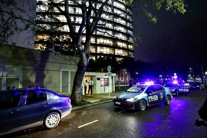 Móviles policiales en el edificio donde vive Alberto Fernández