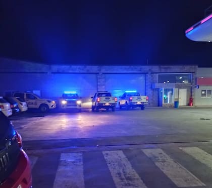 Móviles que no patrullan, estacionados en la estación de servicio de Molina y Ruta 3. entrada el barrio San Pedro, en Virrey del Pino