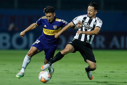 Movilidad y juego ofreció el ex atacante de Lanús para que Boca encaminara su participación en el grupo H de la Copa Libertadores.