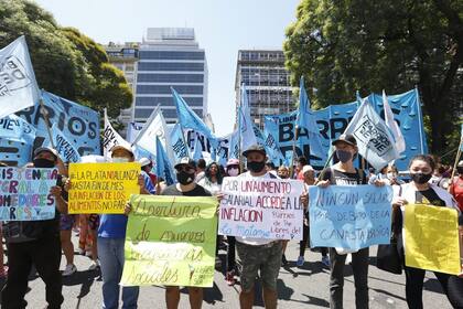 Movilización al Ministerio de Desarrollo Social para pedir mas planes de empleo.