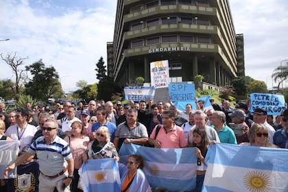 Movilización de las 5 fuerzas Federales, abrazo simbólico al edificio Centinela, por reclamo salarial