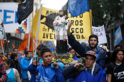 Las organizaciones sociales marcharon con la imagen del santo patrono del pan y trabajo