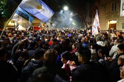 Movilización en apoyo a la vicepresidente Cristina Kirchner frente a sus casa de Recoleta