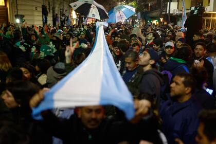 Movilización en apoyo a la vicepresidente Cristina Kirchner frente a sus casa de Recoleta