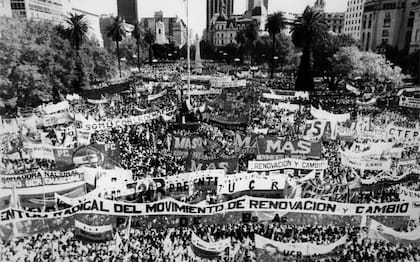 Movilización en Plaza de Mayo en repudio del levantamiento carapintada, el 19 de abril de 1987