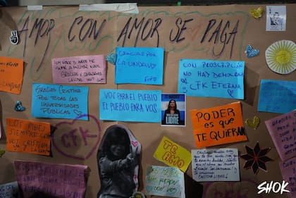 Movilización y vigilia frente al domicilio de Cristina Kirchner en el barrio de Constitución. Prensa CFK