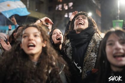 Movilización y vigilia frente al domicilio de Cristina Kirchner en el barrio de Constitución. Prensa CFK