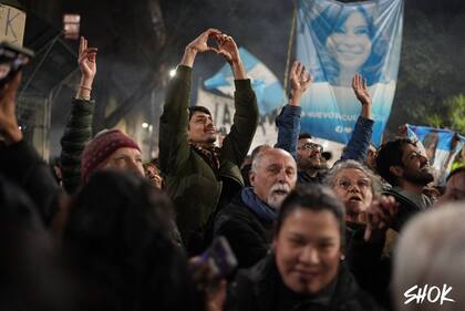 Movilización y vigilia frente al domicilio de Cristina Kirchner en el barrio de Constitución