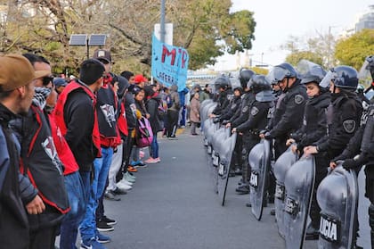 Movilizaciones y ollas populares en el Obelisco para reclamar un aumento de salario