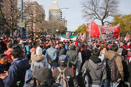 Movilizaciones y ollas populares en el Obelisco para reclamar un aumento de salario