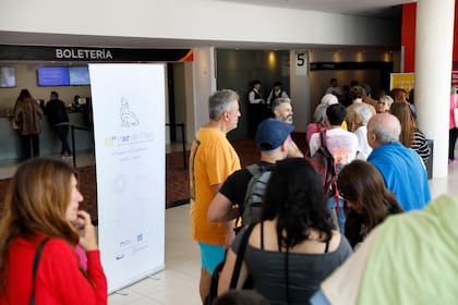 Movimiento de gente en las salas del Paseo Aldrey, donde se concentra buena parte de la programación del festival
