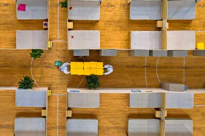 Movimiento de objetos en el hospital de campaña de Wuhan que fue cerrado esta semana por el brote de coronavirus