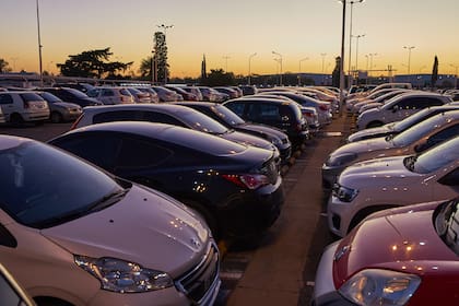 Miles de autos esperan por sus dueños en el aeropuerto: en el estacionamiento se mezclan los de los trabajadores con otros que no pudieron volver al país por la pandemia