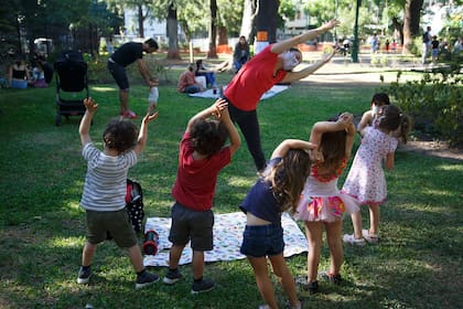 Movimiento. Una clase de danza para chicos en la plaza Castelli, en el barrio de Belgrano, a mediados de mes