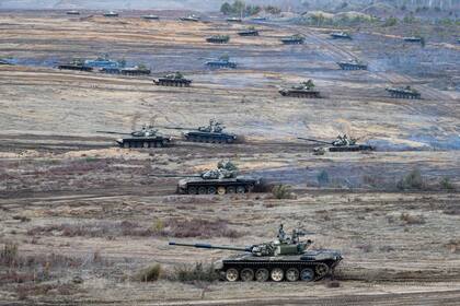 Movimientos de tanques rusos en territorio bielorruso (AP Photo/Alexander Zemlianichenko Jr, File)
