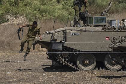 Movimientos militares israelíes en la frontera con el Líbano. (AP/Petros Giannakouris)