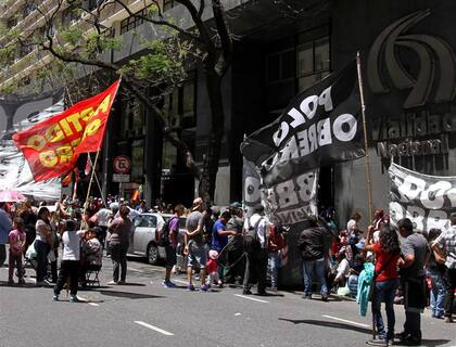 Movimientos sociales se reunieron fuera del Congreso