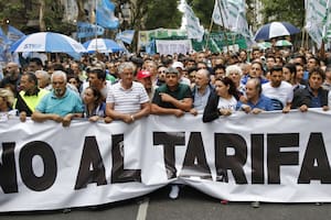 Marcha de los gremios opositores contra los aumentos de tarifas