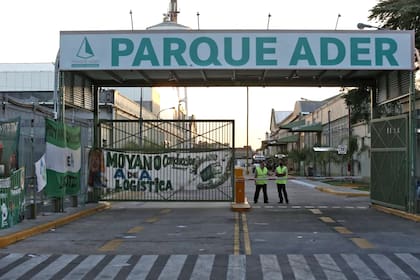 "Moyano es la logística", reza la bandera en la puerta del centro logístico Parque Ader