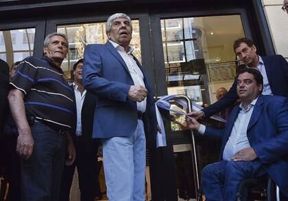 Moyano inauguró ayer un sanatorio de su gremio, con Acuña y los funcionarios Taricco, Triaca y Santilli