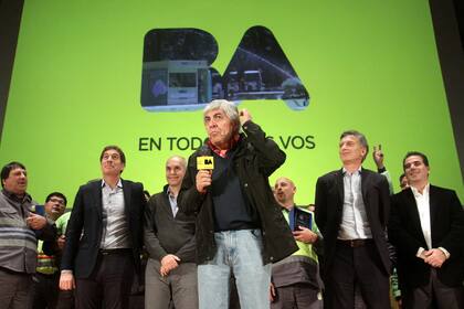 Moyano junto a Macri en la entrega de reconocimientos a la labor de los trabajadores del servicio publico de higiene urbano en 2015