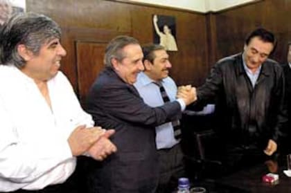 Moyano y Daer festejan el saludo de Alfonsín a Ubaldini, el ex titular de la CGT que hizo 13 paros generales en la gestión del ex presidente