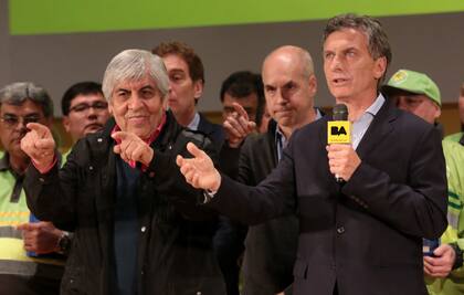  Moyano y Macri, en un acto de 2015 en el que se anunciaron beneficios para los trabajadores de la recolección de residuos; atrás, Larreta y Santilli 