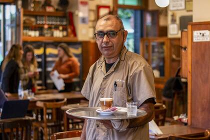 Mozo del Café de García, un clásico de
Devoto.