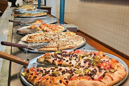 Esta cadena de pizzerías y centros de entretenimiento lleva más de 50 años en funcionamiento (Instagram: @MrGattisPizza)