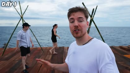 MrBeast en uno de sus retos extremos: '7 Días flotando en el mar"