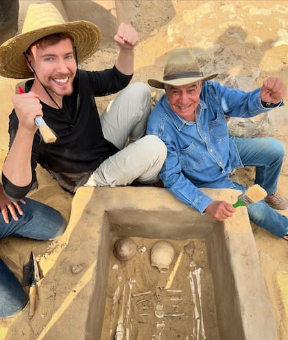 MrBeast recorrió las pirámides de Egipto acompañado por sus amigos, el exministro de Antigüedades Zahi Hawass y el cineasta Ramy Romany