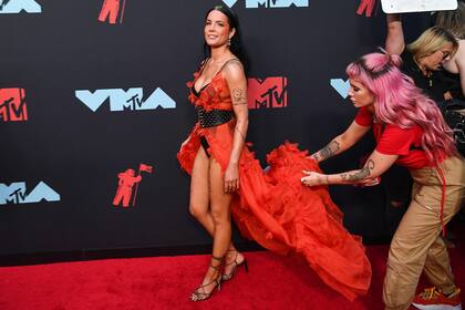 El último arreglo de Halsey, antes de posar en la alfombra roja