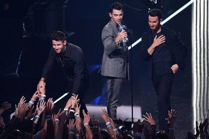 Los Jonas Brothers no se fueron con las manos vacías