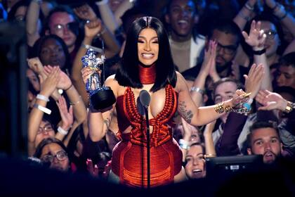 Cardi B feliz con su premio en los MTV Video Music Awards