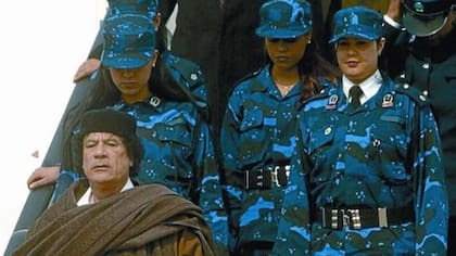 Muammar Gaddafi y su cuerpo de guardaespaldas de mujeres